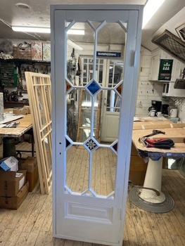 Enkeldörr med glas och karm, 68x204, finns på Överjärva Byggnadsvård