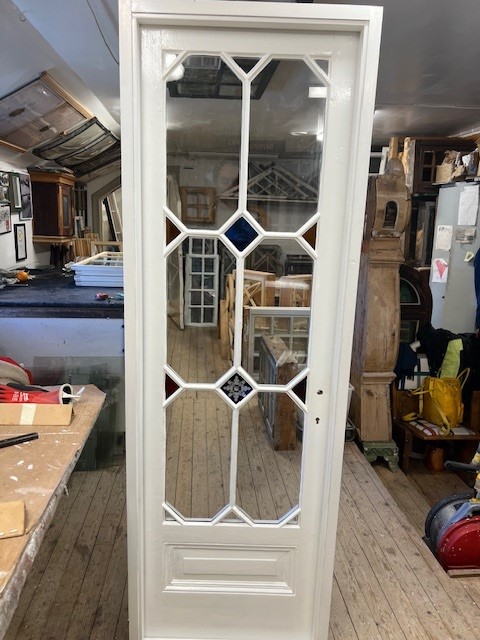 Enkeldörr med glas och karm, 68x204, finns på Överjärva Byggnadsvård