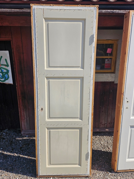 Enkeldörr med karm, 70x203, finns på Överjärva Byggnadsvård