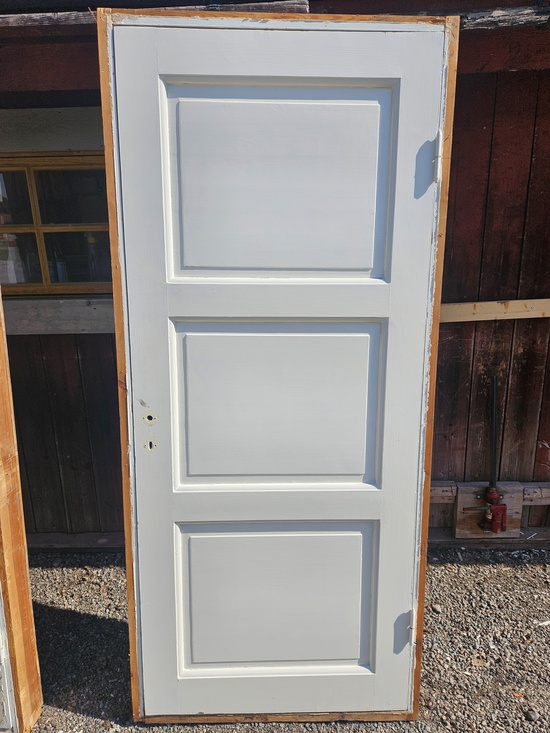 Enkeldörr med karm, 87,5x198, finns på Överjärva Byggnadsvård