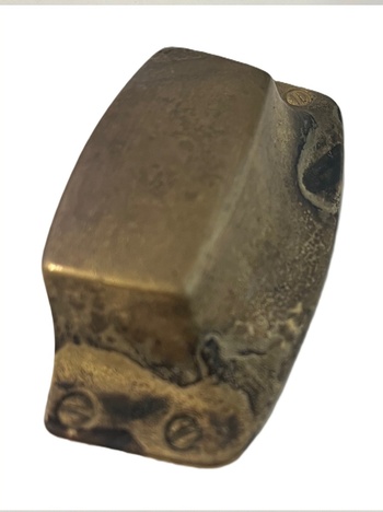 Skålhandtag i antik mässing. Stort