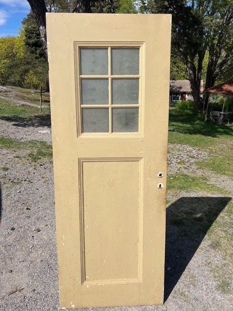 Enkeldörr med glas, 77x202,5, finns på Överjärva Byggnadsvård