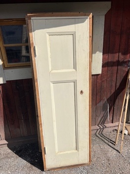 Enkeldörr med karm, 62x182, finns på Överjärva Byggnadsvård