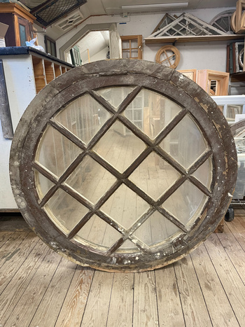Runt fönster, 88 diameter, finns på Överjärva Byggnadsvård