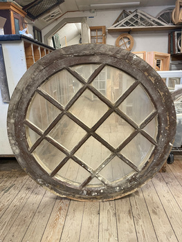 Runt fönster, 88 diameter, finns på Överjärva Byggnadsvård