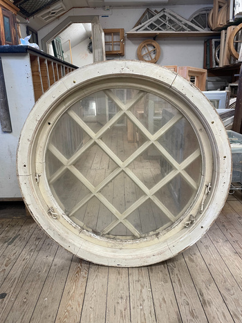 Runt fönster, 88 diameter, finns på Överjärva Byggnadsvård