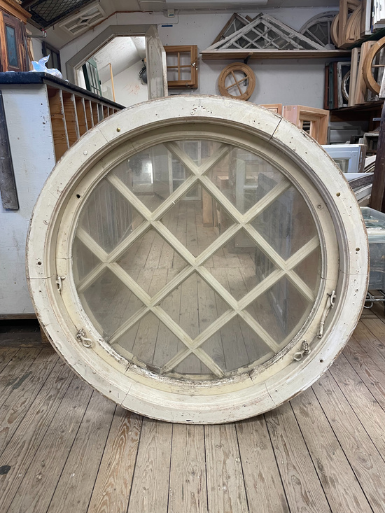 Runt fönster, 88 diameter, finns på Överjärva Byggnadsvård