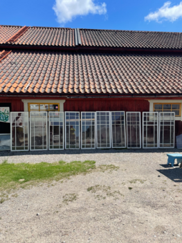 Glasveranda med 10 st fönster, finns på Överjärva Byggnadsvård