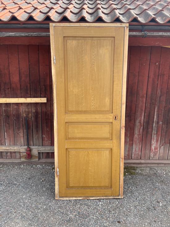 Enkeldörr med karm, 85x206, Finns på Överjärva Byggnadsvård