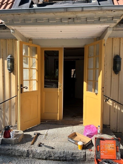 Dubbel pardörr, 130x209, finns på Överjärva Byggnadsvård