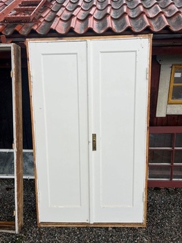 Pardörr med karm, 127x212, finns på Överjärva