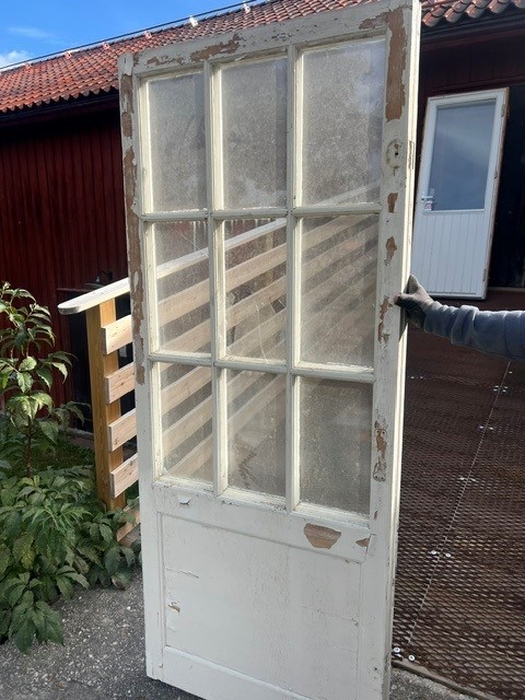 Enkeldörr med glas, 84x203, finns på Överjärva