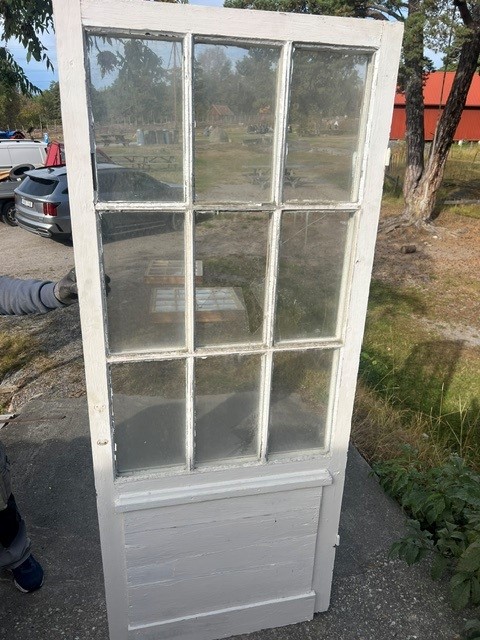Enkeldörr med glas, 84x203, finns på Överjärva