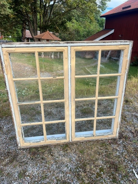 Fönster med karm, 131x124, finns på Överjärna Byggnadsvård