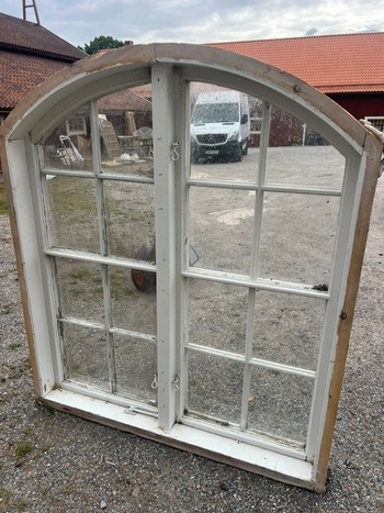 Fönster med karm, 131x149,finns på Överjärva