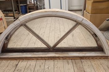 Fönster med karm, 120x50, finns på Överjärva