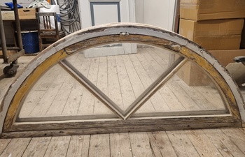 Fönster med karm, 120x50, finns på Överjärva