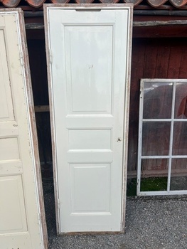 Enkeldörr med karm. 70x215, finns på överjärva