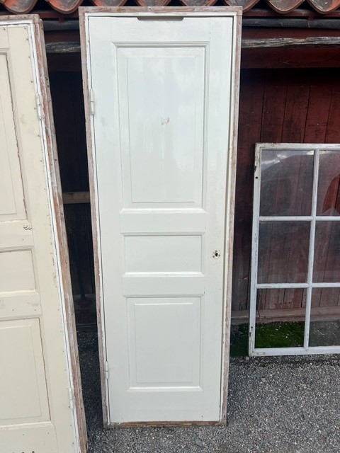 Enkeldörr med karm. 70x215, finns på överjärva