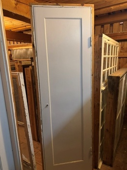 Enkeldörr med karm, 67x 210, finns på överjärva