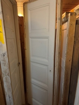 Enkeldörr med karm, 72x221, finns på överjärva