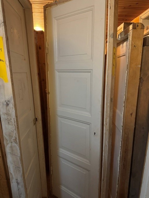 Enkeldörr med karm, 72x221, finns på överjärva