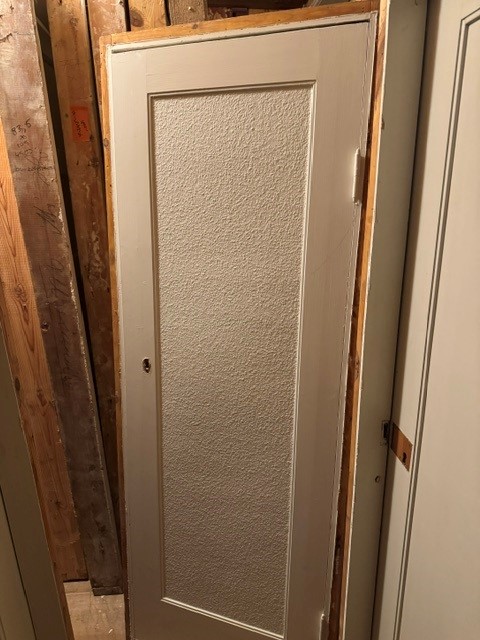 Enkeldörr med karm, 67x192, finns på överjärva