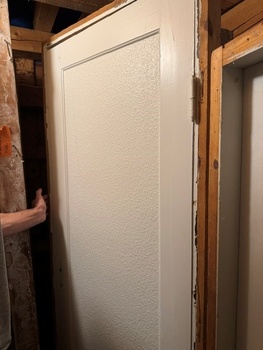 Enkeldörr med karm, 83x211, finns på överjärva