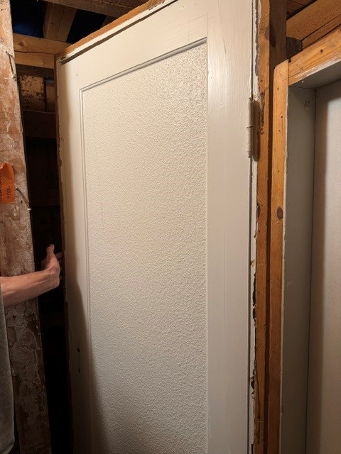 Enkeldörr med karm, 83x211, finns på överjärva