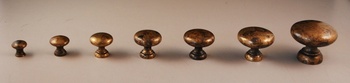 Knopp i antik behandlad mässing. 40 mm