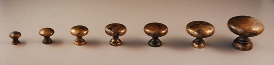 Knopp i antik behandlad mässing. 40 mm