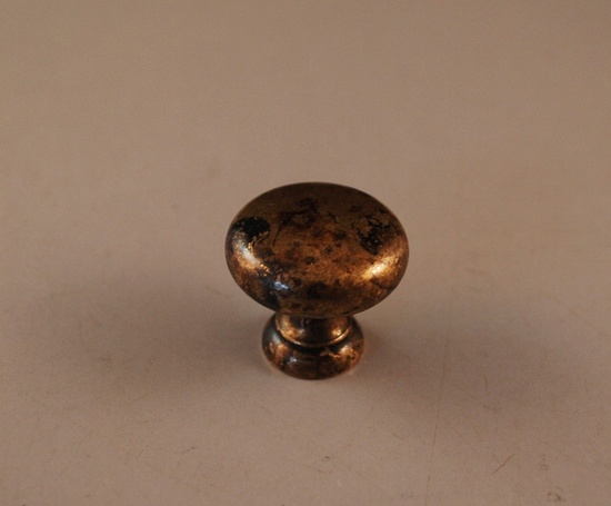 Knopp i antik behandladmässing. 24 mm