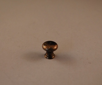 Miniknopp i antik behandlad mässing. 13 mm