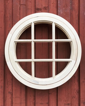Runt fönster med karm, nio rutor