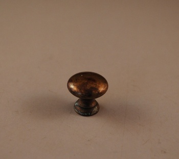Liten knopp i antikbehandlad mässing. 17 mm