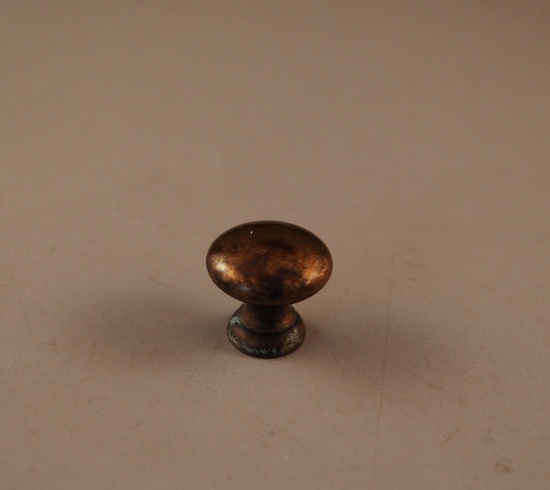 Liten knopp i mässing. 17 mm antikbehandlad