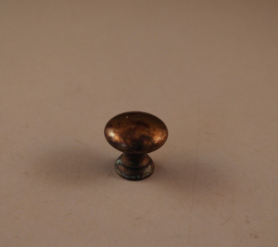 Liten knopp i antikbehandlad mässing. 17 mm